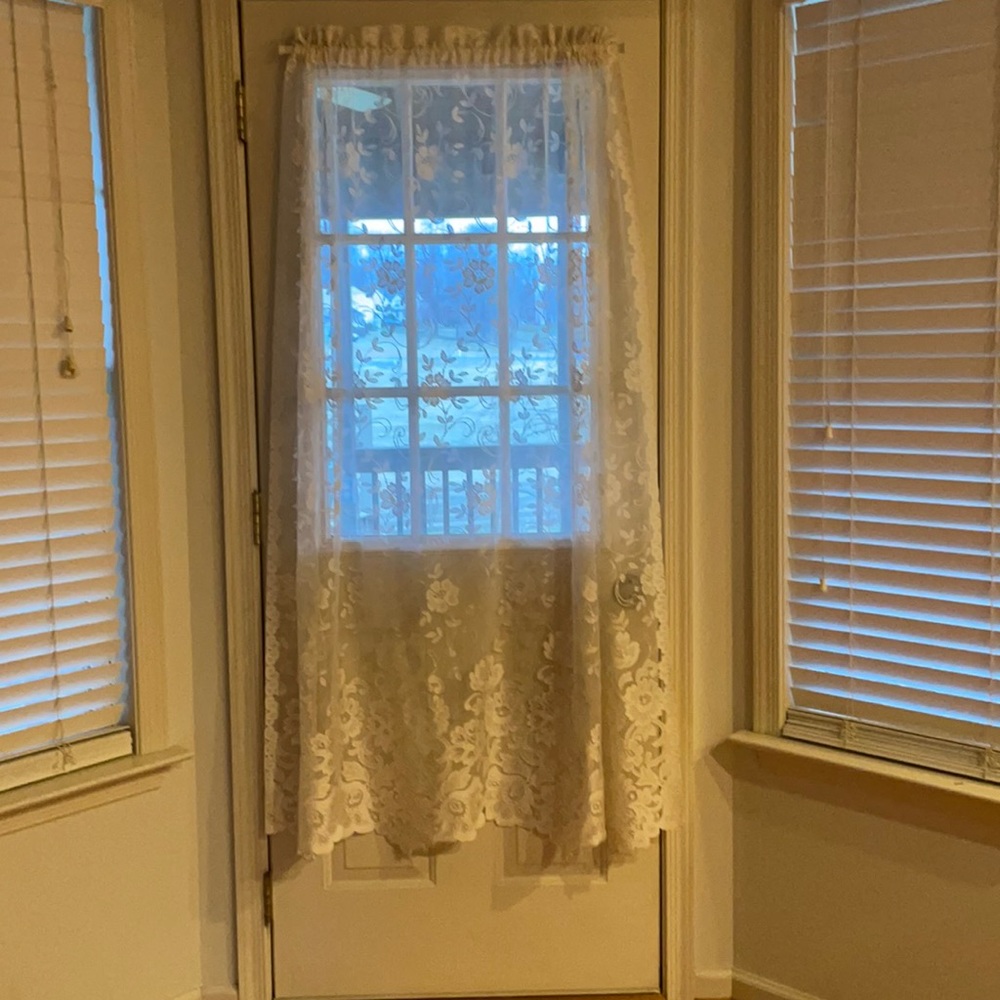 Beautiful vintage lace curtain - Picture 1 of 4
